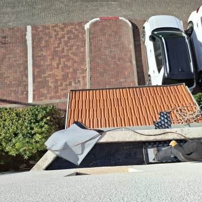 אדם מבצע איטום גג עם יריעות ביטומניות