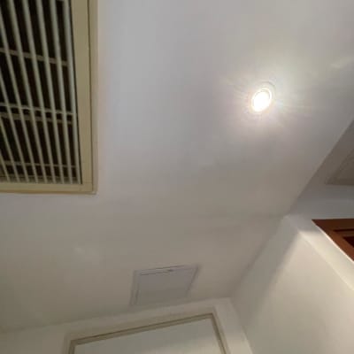 תקרת גבס עם פתחי אוורור ותאורה שקועה