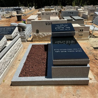 מצבות בבית קברות עם כיתוב בעברית