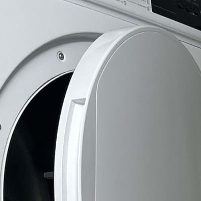 מכונת כביסה עם דלת פתוחה ולוח בקרה