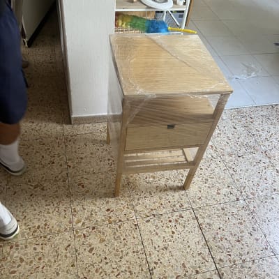 רהיט עטוף בניילון במטבח עם רצפת אריחים