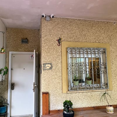 שתי מצלמות אבטחה מותקנות על קיר חיצוני