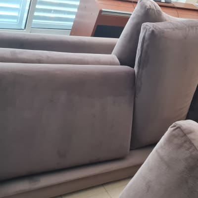 ספות מרופדות מונחות זו על זו בחדר מואר