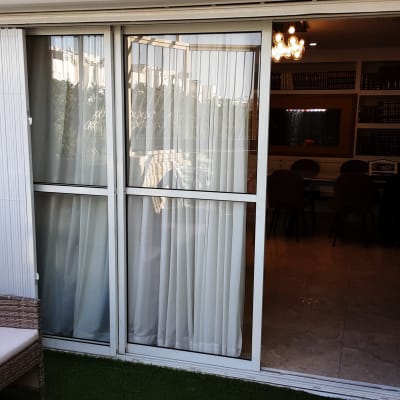 מסגרת חלון זכוכית עם וילון לבן