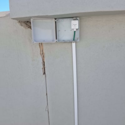 שקע חשמל מותקן בקופסה פתוחה על קיר