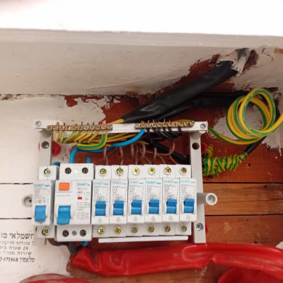 לוח חשמל עם מפסקים וחוטי חשמל צבעוניים