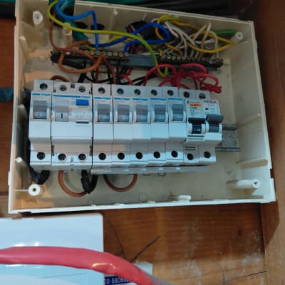 לוח חשמל עם חוטים ומפסקים