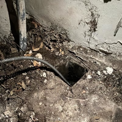 צינור מתכת גמיש ליד חור בקיר