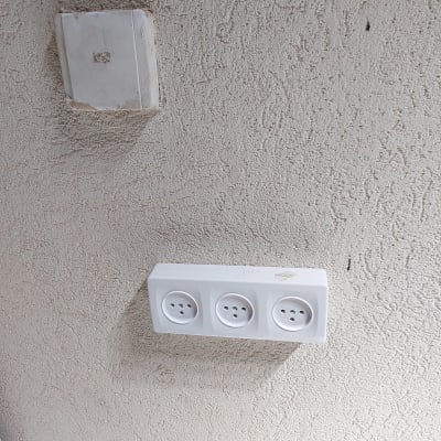 שלושה שקעים חשמליים מותקנים על קיר