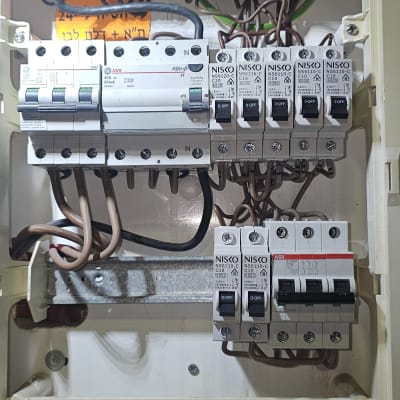 לוח חשמל עם מפסקים וחוטי חשמל