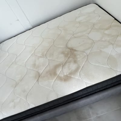 מזרן עם כתמים כהים על פני השטח