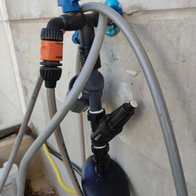 מערכת השקיה עם צינורות וברזים על קיר