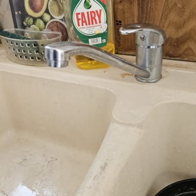 ברז מטבח עם כיור ולכלוך