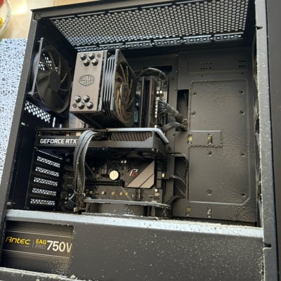 מחשב עם רכיבי חומרה כמו כרטיס גרפי ומאווררים