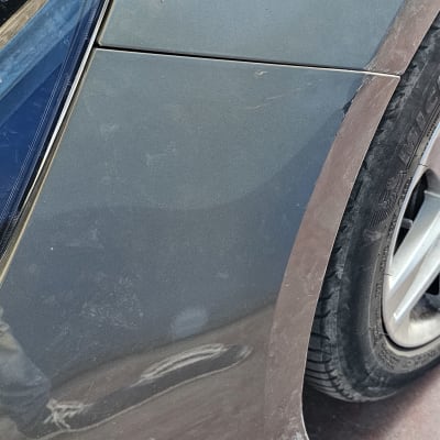 חלק מרכב עם פגמים קטנים בצבע