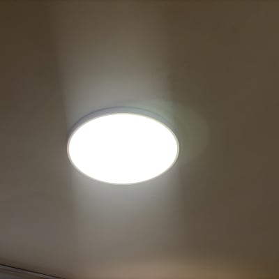 מנורה עגולה מותקנת בתקרה