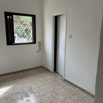 חדר ריק עם קירות צבועים ולחלון פתוח