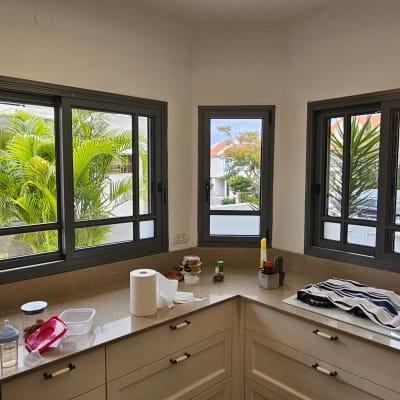 מטבח עם חלונות, מוצרי ניקוי ונייר מגבת