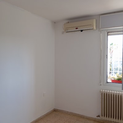 קיר צבוע עם מזגן וחלון