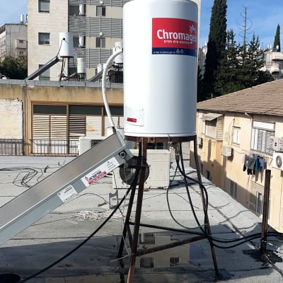 דוד שמש על גג עם צינורות וחיבורים