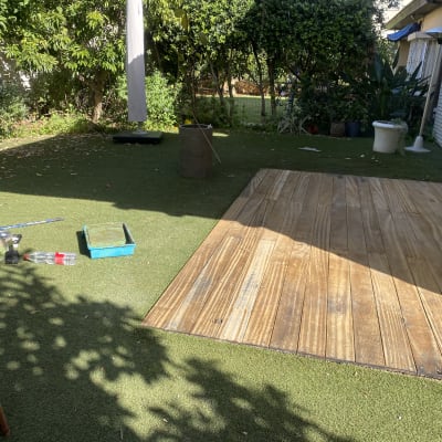 משטח עץ בגינה עם כלים ועזרים לצביעה