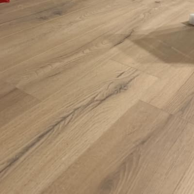 רצפת פרקט עץ בהירה עם גימור חלק