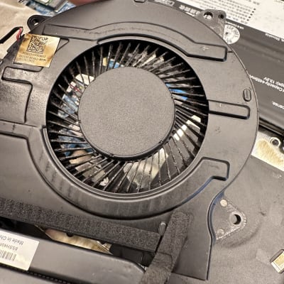 מאוורר מחשב נייד עם מדבקה וזיהוי QR