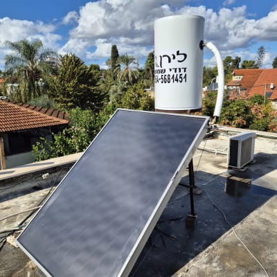 דוד שמש ולוח סולארי על גג