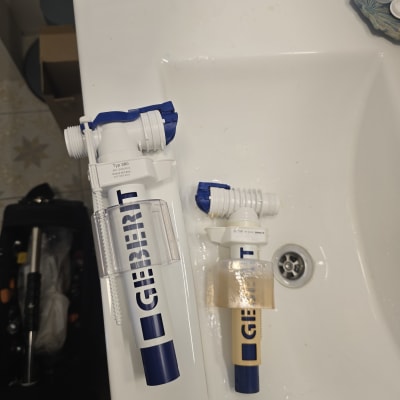 חלקי אינסטלציה על כיור בחדר אמבטיה