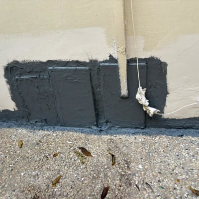 תיקון קיר עם חומר איטום וחוט חשמל