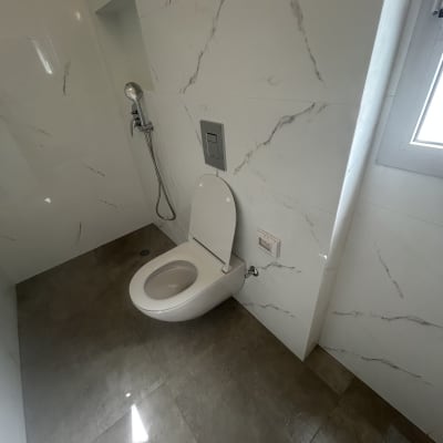 שירותים עם קיר שיש ומקלחת יד