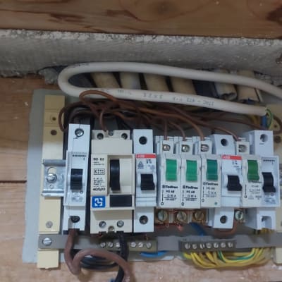 לוח חשמל עם מפסקים וחוטים חשמליים