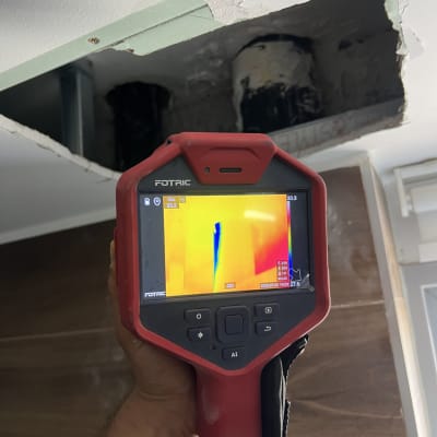 מכשיר תרמי בודק נזילות בתקרה