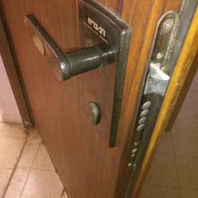 ידית ודלת עם מנעול רב בריח