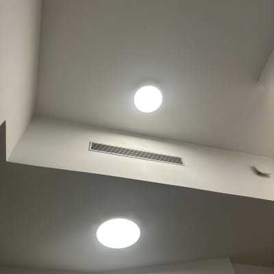 תאורה מותקנת בתקרה עם גופי תאורה עגולים