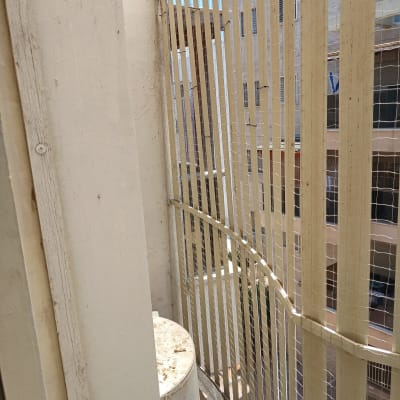 רשת למניעת כניסת יונים במרפסת בניין