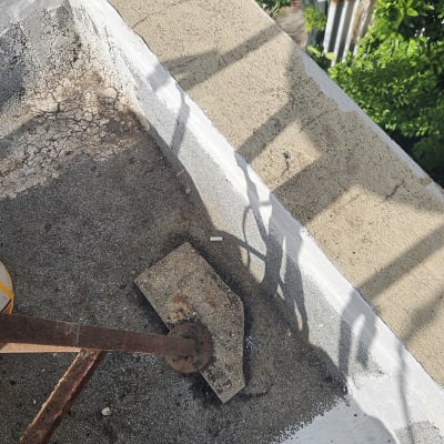 גג עם חומר איטום לבן וכלי עבודה