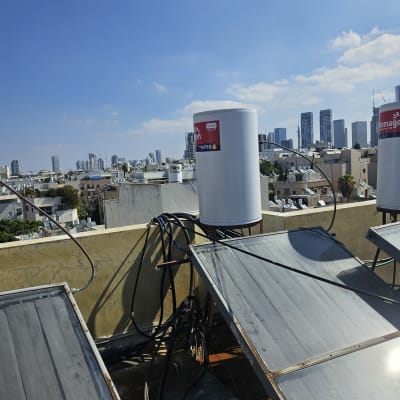 דוד שמש עם קולטים על גג בניין