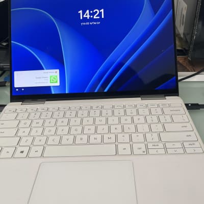 מחשב נייד עם מסך פתוח ותצוגת זמן