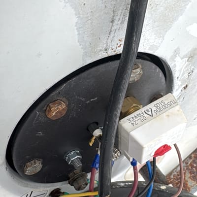 חיבורים חשמליים וצינורות על דוד שמש