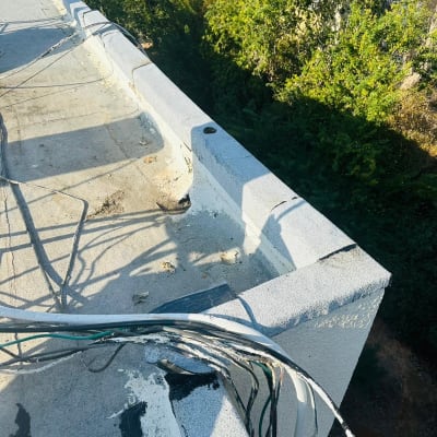 גג עם כבלים ואיטום בטון חשוף