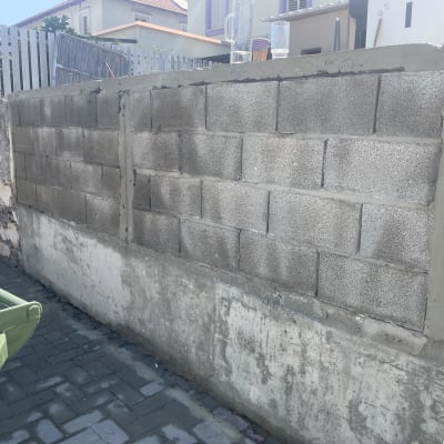 קיר בלוקים עם אדם בצד ימין