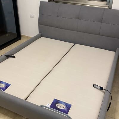 מיטה זוגית עם מזרנים ושלטים על המיטה