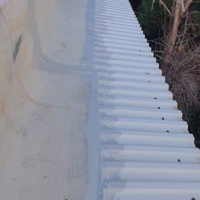 איטום גג עם חומר איטום על לוחות גלי