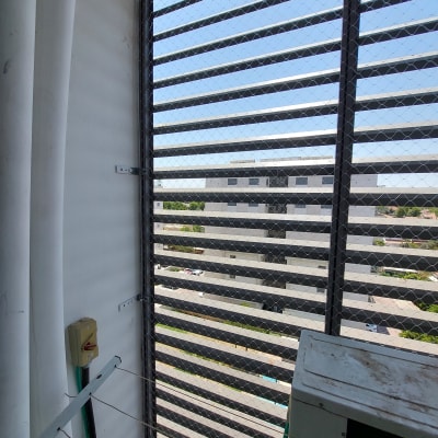 רשת למניעת כניסת יונים במרפסת