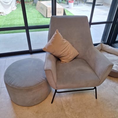 כורסה וכרית ליד חלון גדול