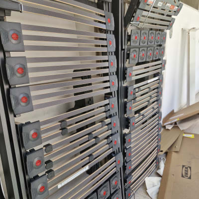 מסגרת מיטה עם קפיצים ומסגרת מתכת