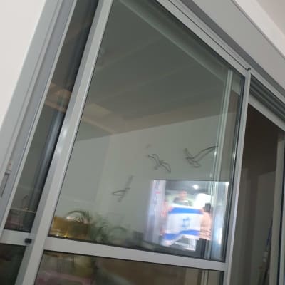 חלון אלומיניום עם מסגרת אפורה