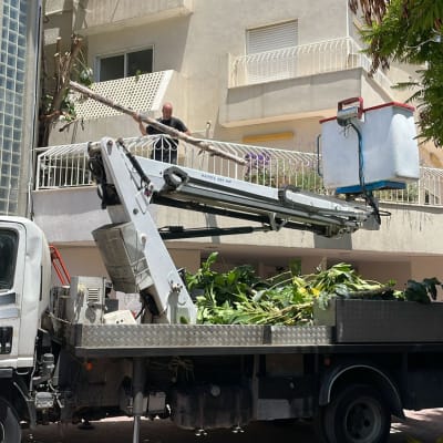 משאית עם מנוף, אדם עובד על מרפסת