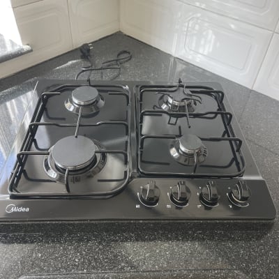 כיריים נקיות על משטח עבודה במטבח